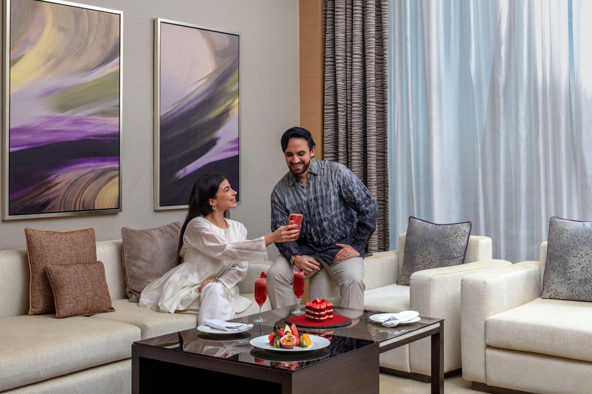 Hyatt Regency Riyadh Olaya Exterior foto A couple in a living room