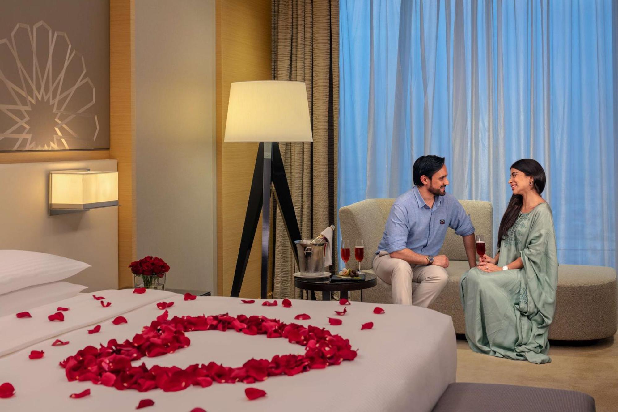Hyatt Regency Riyadh Olaya Exterior foto A couple in a hotel room